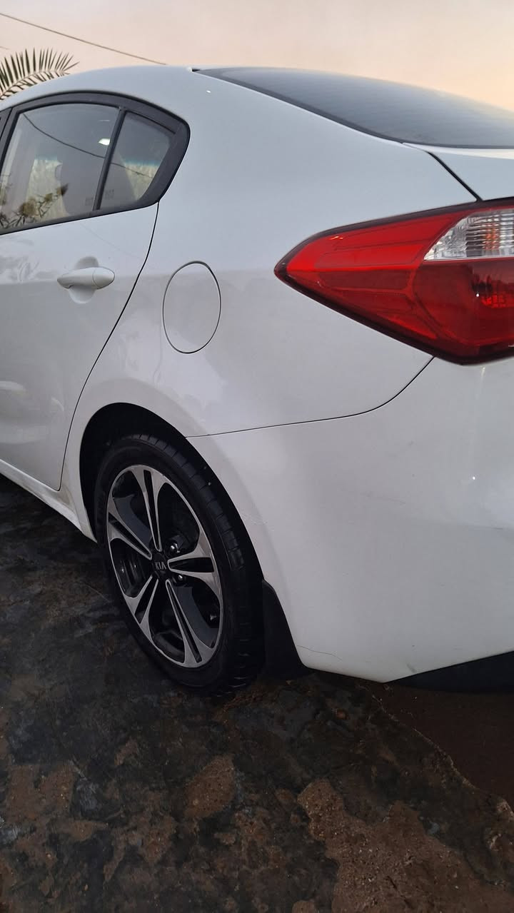 السلام عليكم
كيا سيراتو موديل ١٤ خليجي رقم اربيل الجديد وسنوية جديدة سيارة جاهزة من كلشي مكينه وكير مامفتوحات صدر جديد تبريد تدفئة اي نقص مابيها السيارة صبغ بيها شبر بالبنيد ولداير مال جاملغ فقط 
السعر ١١٠ 
للاستفسار ***********
