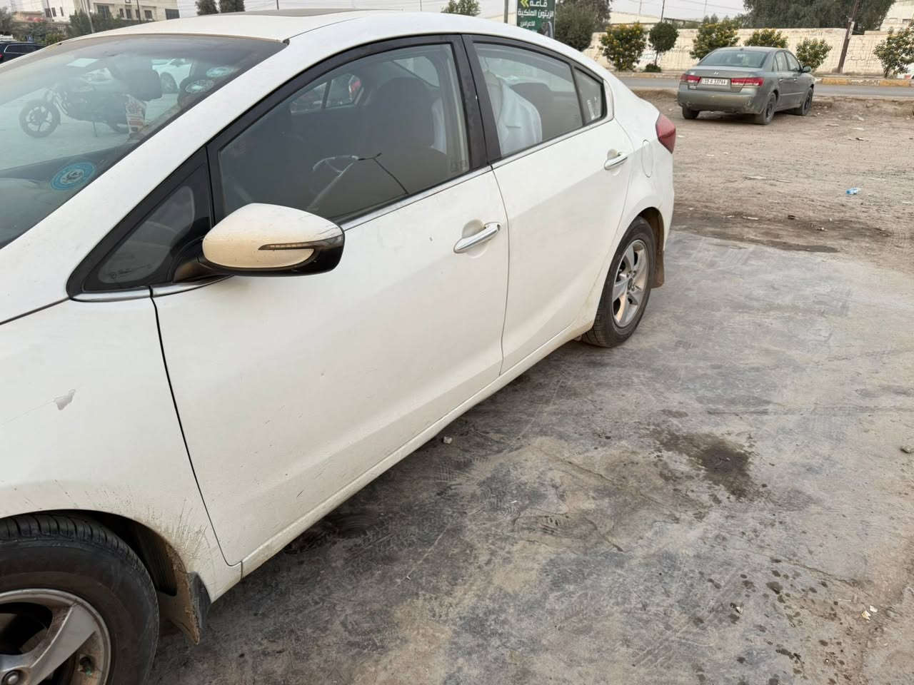 كيا سيراتو بيضاء ٢٠١٤ وكالة شركة البخيت شمالية نظيفة محرك ١٦٠٠ شفتات استيرن حساس امامي خلفي لدات امامي خلفي تبريد امامي خلفي فتحة وشاشة كار بلي صيانتها كلة بالشركة بيها البابين والجاملغ الخلفي عكس السايق مصبوغ اثر شخط طويل باسمي وتحويل مباشر للبيع ١١٠ ورقة للاستفسار واتساب *********** مكاني بغداد حي الجامعة
