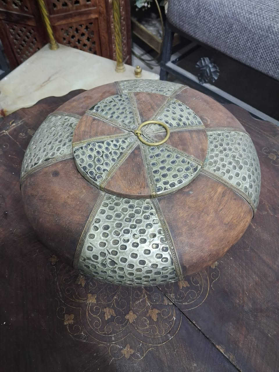 صندوق حفظ تراثي أنتيكا من الخشب والنحاس الأصلي بغطاء مزخرف ✨

كان يُستخدم قديماً لحفظ الخبز أو التمر والمؤونة المنزلية، ويُعتبر اليوم قطعة ديكور شرقي فخمة تضيف طابع تراثي مميز لأي مكان.

قطعة قديمة جميلة بحالة جيدة ومناسبة لهواة الأنتيك والاقتناء.
📩 السعر والاستفسار على الخاص


**إذا كنت صاحب هذا الإعلان وتريد حذفه لأي سبب، رجاءا أرسل رسالة إلى الدعم الفني**