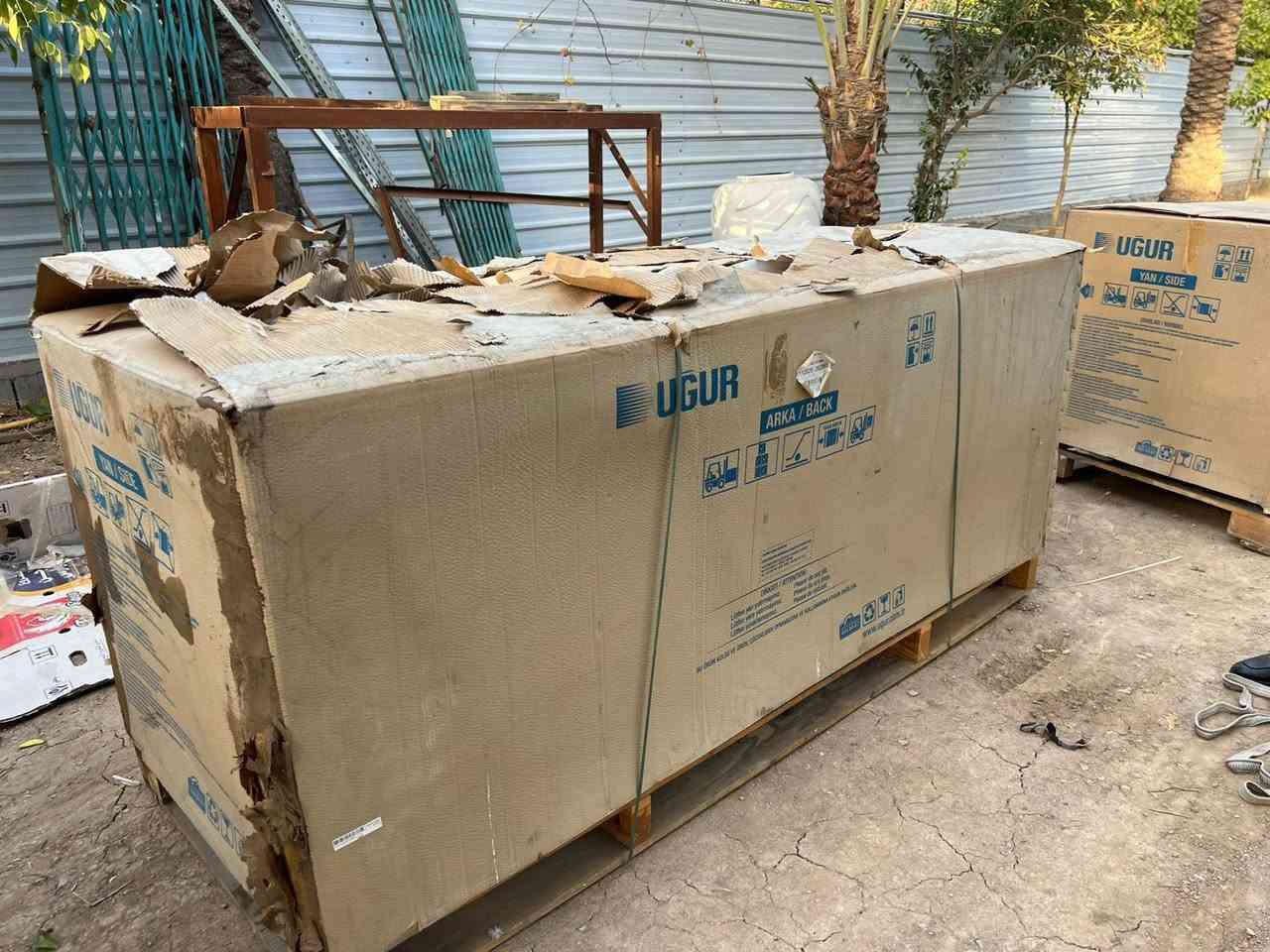 السلام عليكم عارضات للبيع النوع UGUR تركي اصلي اصلي  جديده بل كارتون اللون اسود الطول 210 العرض 100 نشره داخليه متوفرة 3 عارضات 
الاستفسار/*********** 
العنوان /بغداد المدائن سلمان باك
