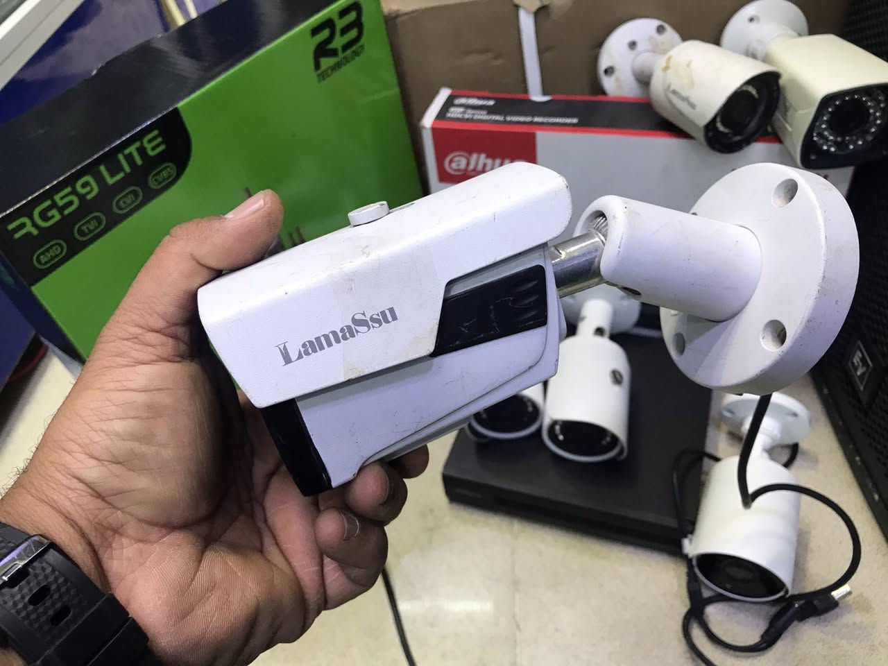 سيستم كاميرات مراقبه C8 مع جهاز وهارد وكيبل امتار اصلي تعال وشد توصيل موجود *********** نوع داهوا الاصلي وبدقه 4 ميكا بيكسل و 2 ميكا بيكسل
