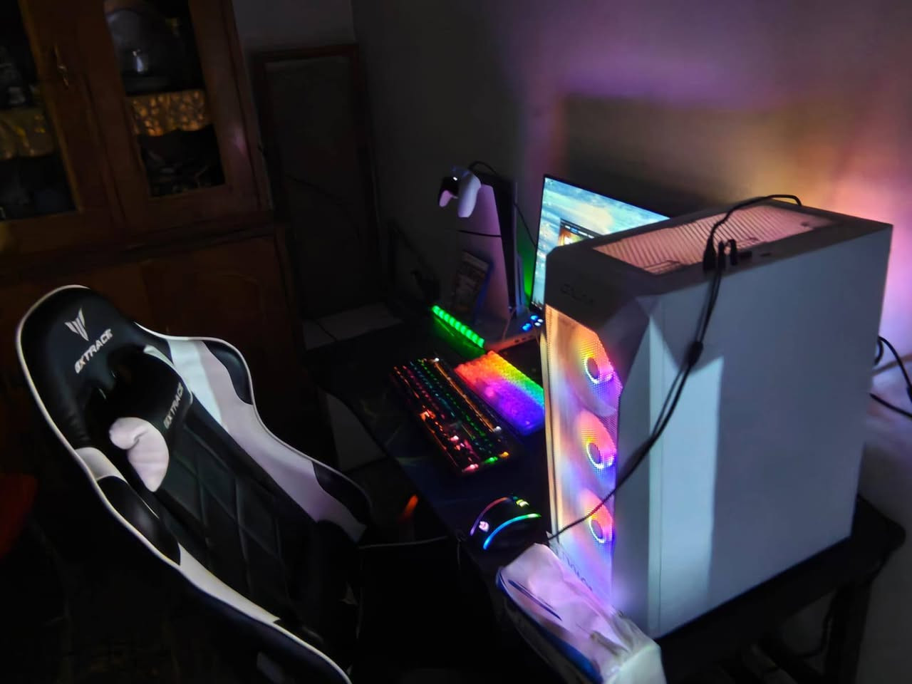 السلام عليكم pc مع شاشه مع UPS للبيع مواصفات ال pc :
- Intel Core i5 10th Gen
- NVIDIA RTX 3050 8GB
- RAM 16GB DDR4
- SSD 512GB
- الشاشة 2K بدقة QHD وتردد 144Hz
الpc نظيف ويعمل بكفاءة عالية، قوي  للألعاب والبرامج المختلفة، ويشغل الألعاب الحديثة والمحاكي بسلاسة، ويصلح أيضاً للدراسة. 
- أونلاين UPS
- ماوس وكيبورد هديه 
💰 السعر: (1200) وبي مجال للشرايه فقط 
- عنواني بغداد / الشعب رقمي *********** واتساب فقط
#الي مو شراي لايدخل رجاءً ولايتفلسف ويكسر بحلال الناس
