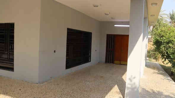 بيت للبيع طابو مساحة ١٤١٧ متر
مساحة البناء ٤٠٠ يحتوي الطابق الاول على ٤ غرف نوم + استقبال + هول + مطبخ+ مجمع صحيات 
الطابق الثاني يتكون من غرفتين نوم + مطبخ وصحيات بالأضافه الى درج خارجي 
ويحتوي البيت على حديقة امامية + حديقة خلفية ويحتوي على كراج يتسع ٤ سيارات بالإضافة إلى صحيات خارجية واجهة البيت ٢٥ متر يقع في منطقة المدائن الجعارة قرب مطعم البستان قريب من الشارع العام المنطقة كاملة الخدمات ماء ومجاري وكهرباء البيت طابو زراعي سند ٢٥ وبه أجازة بناء وورقة كهرباء وماء مسجل ويتحول السند بأسم المشتري في طابو المدائن .
للتواصل الاتصال على الرقم ***********
