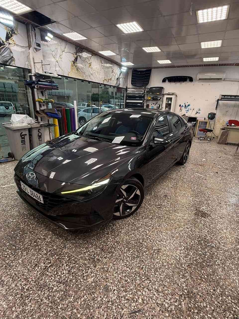 🚘 للبيع هيونداي إلنترا SEL 2023 وارد أمريكي
▪️ الموديل: Hyundai Elantra SEL 2023�▪️ المحرك: 2.0 لتر 4 سلندر ( 2000 دوش ) �▪️ گير CVT أوتوماتيك�▪️ دفع أمامي�▪️ اقتصادية جداً بالوقود 

المواصفات:�✅ شاشة 8 إنج�Apple CarPlay و Android Auto ✅�✅ كاميرا خلفية
✅ تدفئة مقاعد �✅ تشغيل بصمة (Push Start)�✅ دخول ذكي (Smart Key)�✅ مثبت سرعة�✅ تحذير النقطة العمياء�✅ تحذير الخروج عن المسار مع المحافظة على المسار�✅ تحذير حركة المرور الخلفية�✅ حساسات وأنظمة أمان متطورة�✅ مرايا كهربائية مع تسخين (Edmunds)
✅ ماشية 45 الف 
✅ دوشمة كشنات لون ازرق جلد خياط راقي 
✅ مبدل تخم كامل تايرات قبل شهر ونص يعني جديدات .

السيارة نظيفة جداً، استخدام شخصي، لا تحتاج أي مصروف، جاهزة للفحص بأي مكان . محافظ عليها حتى بانزين بس محسن افولها وهي محركها 2000 دوش يعني تشرب كلشي ، بس معتني بيها الى اقصى درجة . 

حادثها بسيط فقط صندوق ضربة خفيفة وجاملغ خلفي ايمن . موجود سونار كامل للسيارة ، نظام ايرباك كامل سليم ، شرط الفحص. 

السعر: ( 165 ورقة وبيها مجال بسيط جداً )�للاستفسار: ( *********** )
