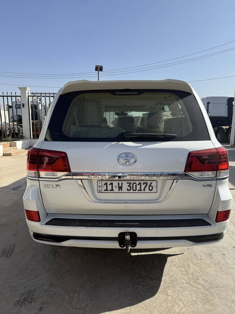 سلام عليكم لاندكروز 2016    للبيع رقمها بغداد بسمي تحويل ثاني يوم مكفولة كفالة عامة بيها شوية بارد بلصندوك فقط والباقي كلة مكفول 
ماشية 135الف 
السيارة فطيم موصفاتها GXR
مكان السيارة بغداد شارع فلسطين 
سعر السيارة 470ورقة 
الرقم للاستفسار ***********
