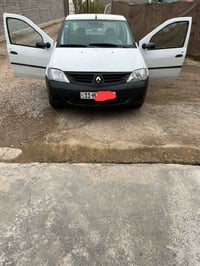 رينو للبيع السياره المحرك كير والشواصي مقفوله سياره نظيفه السعر 45 بيه...