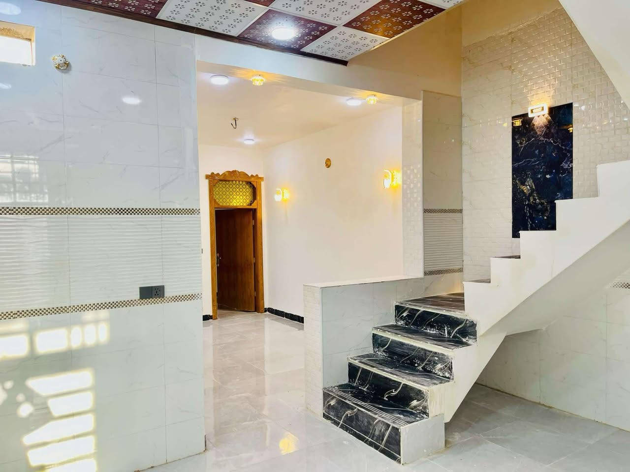 (🧿بيت للبيع طابو صرف🧿)
✅مساحة 100 متر 
✅مكانه نجف مجمع بيتي مقابيل مجمع لميرات 
———————————————
جميع لخدمات متوفرء 
✅ماي كهرباء مدارس 
———————————————
((سعر 67 وبي مجال ))
يتكون لبيت من غرفه 😴 
وصاله وستقبال ومطبخ وصحيات عدد ثنين ومكشوفه 
استفسار اكثر نتصال او اتساب 
***********
