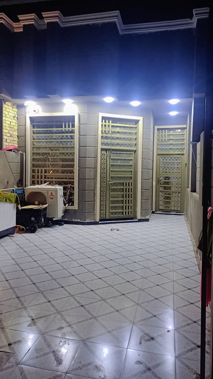 السلام عليكم بيت للبيع مكانه بمجمع (الحاج حيدرحجي هندي) حولي الخصيمه مساحته 133ونص نزال 26ونص سند 25 بشارع ابو لمى قريب على الشارع العام   البيت  طابقين كونكريت مسلح استفسار على الرقم (***********)
