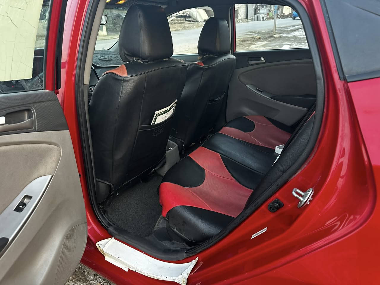 هيونداي اكسنت 2015 رقم اربيل الجديد
المحرك 1600 GDI 
اللون ماروني دم الغزال 
الضرر بنيد صبغ فقط باقي السيارة كلها ليبل واحد 
السعر 103 ورقة دفتر و 3 ورقة وبيها مجال.
تحكم ستيرن جهتين
الكير ٦ نمر مع البك ٧ نمر  
نظام مانع انزلاق وتزحلق 
نظام ايكو ECO  لتقليل صرف الوقود 
شاشة وكاميرا خلفية 
السيارة كاملة وبحالة ممتازة 
للأتصال على الرقم :- ***********
