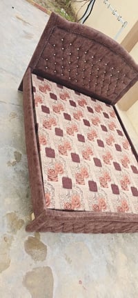 تخت نفرين للبيع كلش، نظيف السعر 150 للاستفسار 07516761558