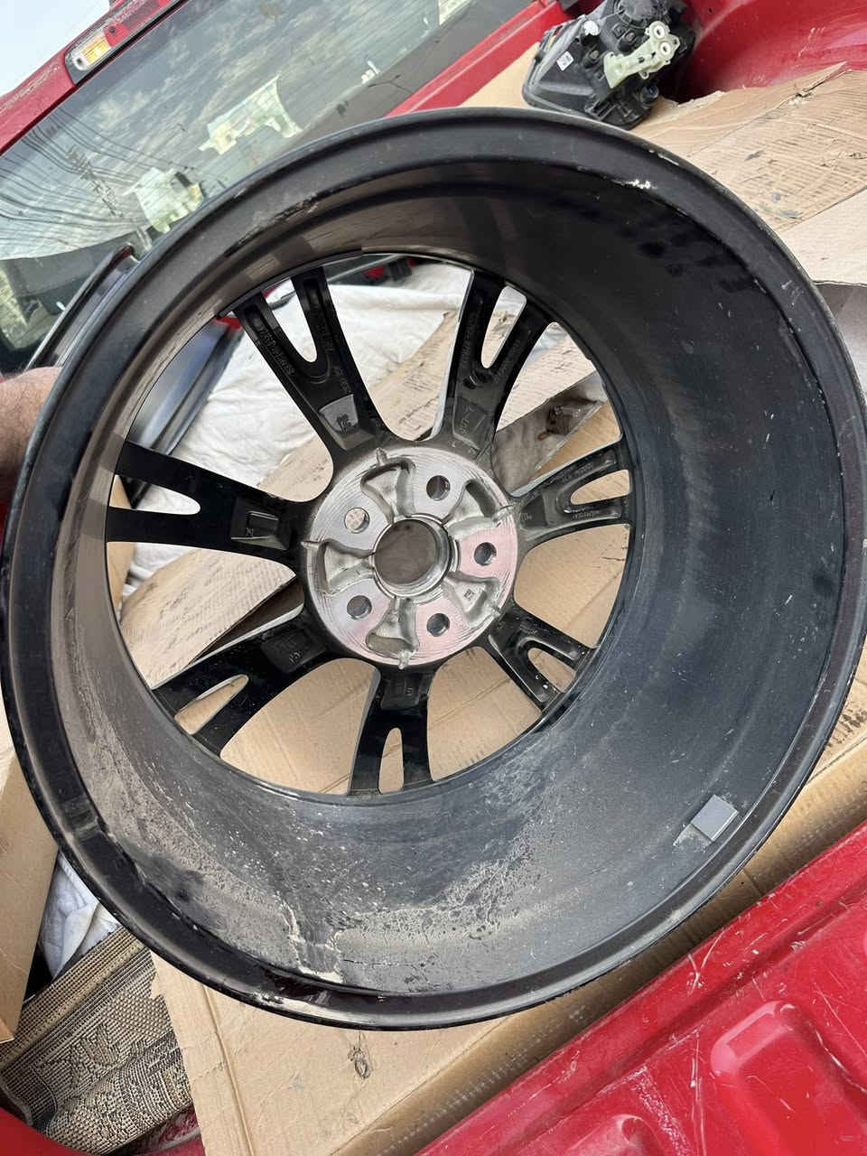 السلام عليكم 
عندي زوج وياله اصليه مال تسلا y موديل 2024
عارضهن للبيع سليمات لا ضربة ولا تصليح بيهن
سعر التك 250$ والزوج سعرهن 450$ قفل
مكاني بغداد السيدية ***********
او ***********
