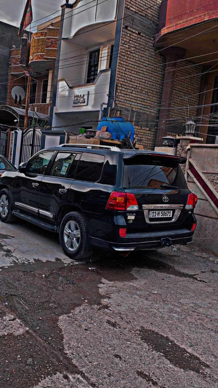 السلام عليكم 
لاند كروز 2014
فول موصفات 
ولا كلوب مشتغل بيه 
كير مكينه تبريد كفاله 
بيه صبغ 4رشات ابيع حزام 
مكان السياره بغداد 
ماشيه 200حقيقي
للبيع او مراوس حسب القناعه 
رقم ***********
