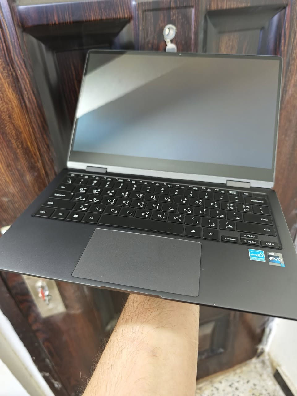 💻 للبيع: لابتوب سامسونج Samsung Galaxy Book2 360 بحالة الوكالة (بدون أي خدوش)!
جهاز راقي جداً وخفيف الوزن، بتصميم (2 في 1) يتحول لتابلت بالكامل 360 درجة. مثالي للمصممين، الطلاب، ورجال الأعمال الذين يبحثون عن الأناقة والأداء القوي معاً.
الموديل: Samsung Galaxy Book2 360
الشاشة: بحجم 13.3 بوصة وبدقة FHD ومن نوع Super AMOLED المبهرة (ألوان حقيقية، عمق مذهل للون الأسود، ودعم كامل للمس).
المعالج: الجيل الثاني عشر ذو الأداء العالي وموفر جداً للطاقة Intel® Core™ i7-1255U
الذاكرة: 16 جيجابايت (RAM 16GB) (سلاسة فائقة وسرعة عالية في التنقل بين البرامج الثقيلة).
الهارد (SSD): بمساحة 512  جيجابايت سرعة إقلاع ونقل بيانات بلحظات NVMe SSD 512
كرت الشاشة: ممتاز للتصميم، المونتاج الخفيف، والألعاب Intel® Iris® Xe Graphics
النظام: ( Windows 11 Pro 64-bit ) نسخة أصلية ومحدثة بالكامل
🔋 حالة البطارية ونظافة الجهاز:
البطارية: بحالة ممتازة جداً وشبه جديدة، تعطي كفاءة تشغيل تصل إلى أكثر من 7 ساعات عمل متواصلة
النظافة: الجهاز نظيف جداً وبحالة الوكالة، بدون أي خدوش على البدن أو الشاشة.
✨ ميزات:
دعم القلم: الشاشة تدعم اللمس وتتوافق مع أي قلم S-Pen من سامسونج للكتابة والرسم بدقة متناهية.
منظومة سامسونج الذكية: يدعم ميزة Quick Share لمشاركة وتوصيل الملفات والصور فوراً وبلمسة واحدة مع أي هاتف أو تابلت سامسونج.
💰 السعر: 650,000 دينار عراقي (650 ألف).
📍 المكان: بغداد - الكرادة.
🚚 الشحن: متوفر خدمة توصيل وشحن الجهاز لكافة المحافظات
💬 للتواصل والاستفسار يرجى مراسلة الخاص أو الاتصال على: ***********
