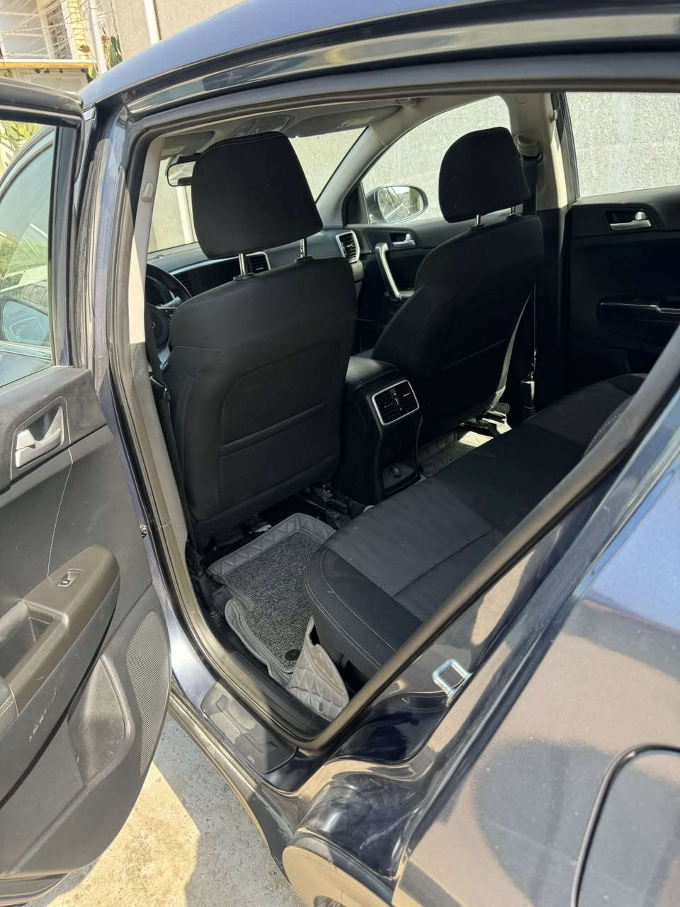 السلام عليكم
سبورتج وارد امريكي موديل 21 للبيع 

ماشيه 72 الف مكينه 2400 جي دي اي

السونار وصور الحادث بالمنشور السعر

160 وبيه مجال مكاني بغداد الامين

***********
