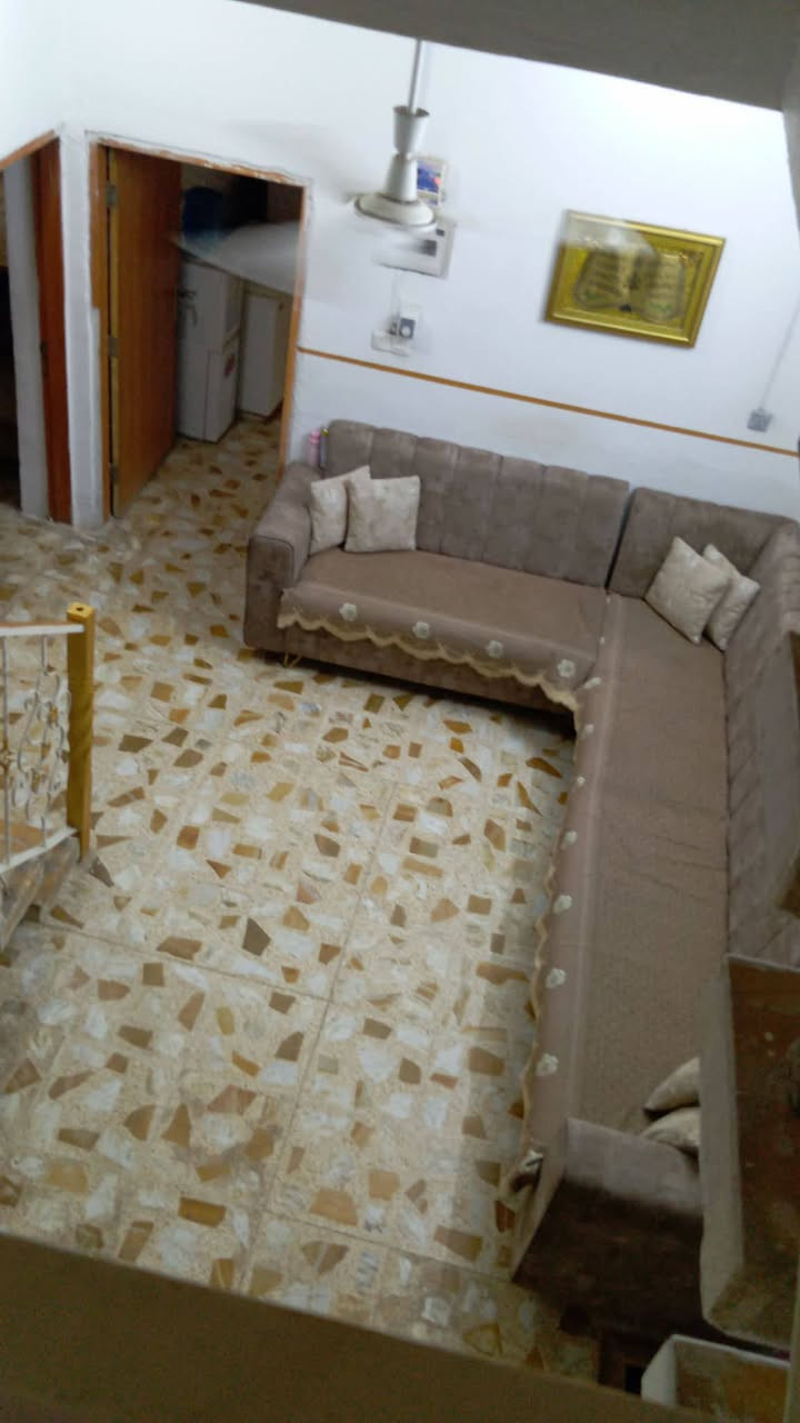 السلام عليكم بيت طابو صرف طابقين في حي المرتضى قرب سكله ابو علي الطابق الاول صاله وغرف نوم وكلدور وصحيات ومطبخ  ومناور اثنين والطابق الثاني غرفه نوم ومخرن وسطحين وصحيات خارجيه وكراج سياره  علما أن البيت ركن وحديقه داخليه ومساحته 150 متر واجهه 10 ونزال 15 يبعد عن التبليط 20 متر ؛.للتواصل.   7763869163

