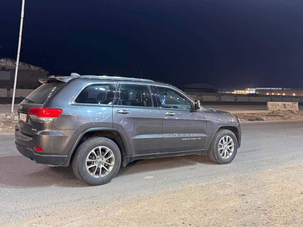 جيب كراند شيروكي صبغ عام حادثها شاصي ومكلوبه رقم بغداد باسمي السعر 158 وبيها مجال للاتصال *********** Colombo, Sri Lanka
