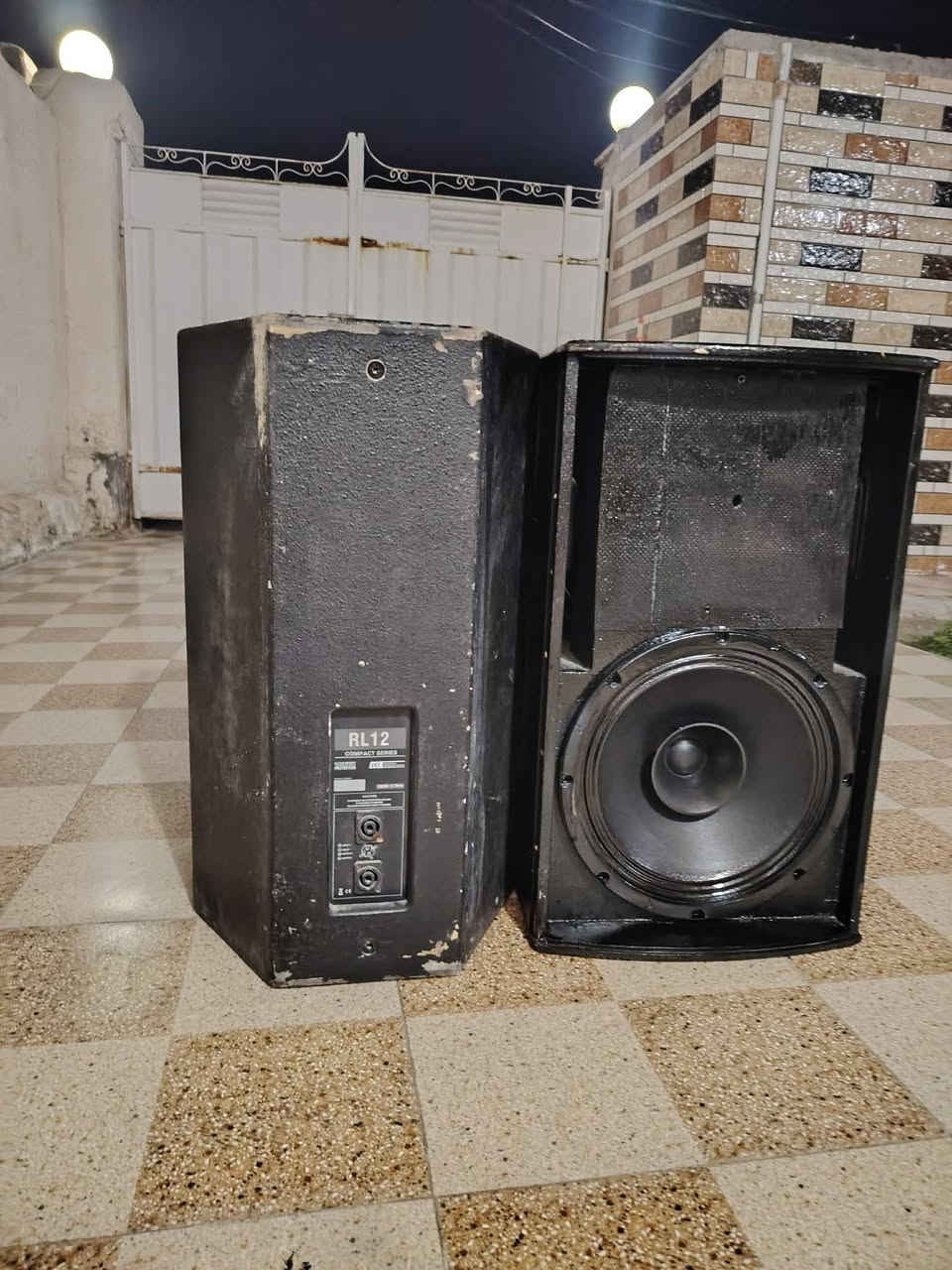 زوج سماعات صب حجم 12 انج نقصهن بس مشبج الامامي ابيع هيج لبب جدد يخبلن صوت ونقاوه فول مكاني حله محاويل متواجد واتساب ***********
