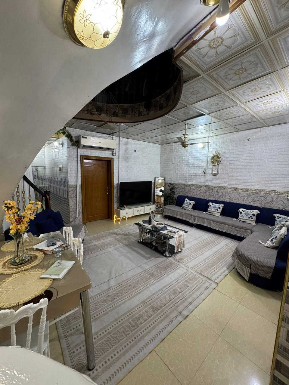 🏡 بيت للبيع - تصميم حديث 🏡
الموقع: [السهلة/شارع معمل الدبس شارع بطلة كربلاء]
المساحة الإجمالية: 135 متر مربع (طابق ونصف)
الأبعاد: الواجهة 7 متر | النزال 19.5 متر
🧱 تفاصيل البناء والتشطيب الفني:
 الهيكل الإنشائي: الأساس والسقف صب كونكريت مسلح، البناء طابوق (الطابق الأول).
 الطابق الثاني: البناء من مادة الفرمستون (العازلة للحرارة والصوت).
 الواجهة الخارجية: مغلفة بالسيراميك .
 الأرضيات والـجدران: الأرضيات من الكرانيت ، الجدران سيراميك، مع سقوف ثانوية حديثة.
🚪 التوزيع الداخلي للبيت:
دبل فاليوم الطابق الارضي مفتوح عالطابق الثاني
🔻 الطابق الأرضي:
 استقبال .
 مطبخ بتصميم مميز.
 غرفة نوم.
 غرف خدمات (حمامات عدد 2: داخلي وخارجي).
 منور / مكشوف عدد (2).
🔺 الطابق الثاني:
 غرفة نوم (سويت) كبيرة جداً مع حمام خاص بها.
 بيتونة او صالة واسعة. السعر 65 مليون وقابل للتفاوض للأستفسار واتساب *********** 

مكتب الموسوي للوسائط العقارية مستعدون لأستقبال عروضكم التجارية والزراعية والسكنية بيع وشراء رهان ايجار
