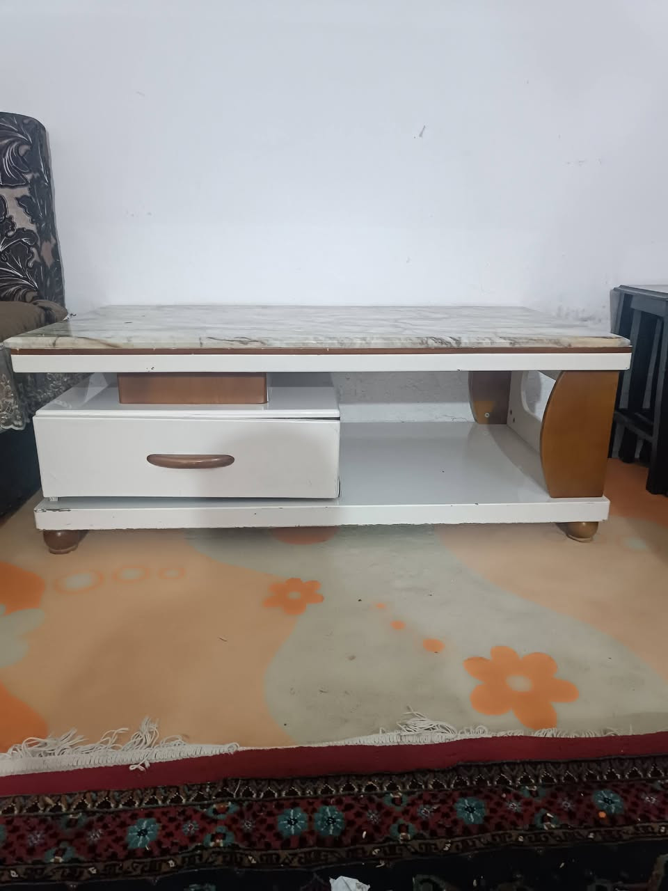 سلام عليكم عندي ميز مرمر  ذني اثنيهن ٨٠ وبي  مجال شراي يتصل على الرقم ***********
