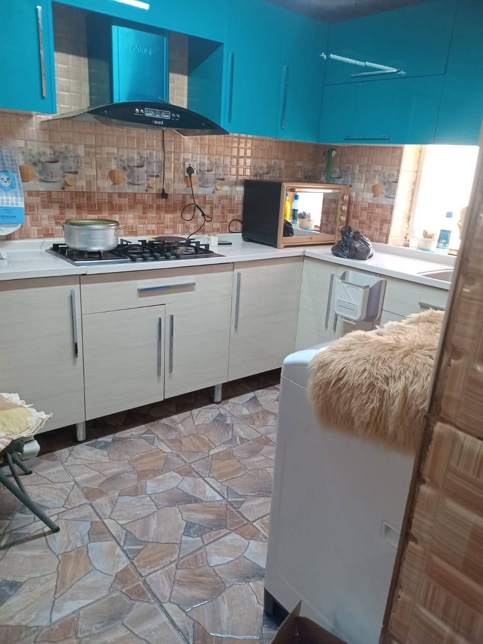 شقة للبيع مساحة ١٠٠ متر وقف سني مسجلة اصولية في منطقة بريهة قرب فندق البصرة  السياحي تتكون من .…
١- غرفتين كبار 
٢- استقبال
٣-مطبخ 
٤-صحيات
٥-سطح كامل 

*السعر ٦٣ مليون ***********
