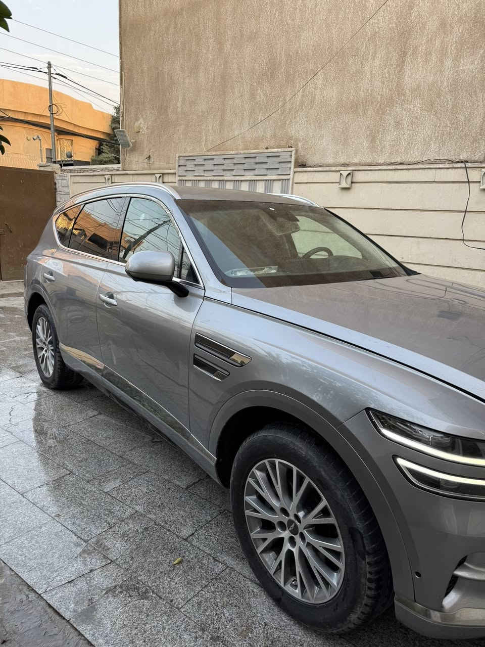 السلام عليكم للبيع جنسس GV80 موديل 2024 ماشية 11 الف فقط الحادث موضح بلصور السيارة موجودة في كربلاء بسعر مناسب الاتصال ***********
