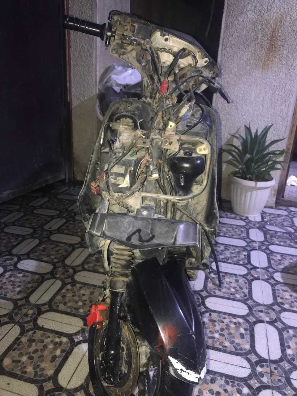 سلام عليكم سكنس نثيه للبيع كابريتر مكينه ٥٨ نواقصها سكليتر وصالنصه وباتري رايدها ب٣٥٠ وبيها مجال او مراوس بماكس عدله للتواصل واتساب *********** مكاني بغداد الدوره
