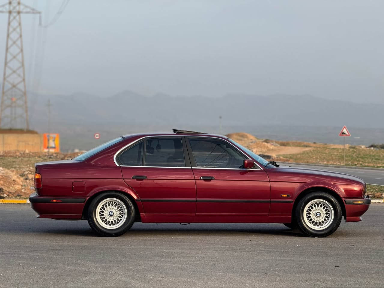 ماشاءالله له مالي هه موولايه ك 
BMW.1993.525iAفول مواصفات
شتي لوك و خاوين و پاكه تى دانسق
سلايد.جام كاره بايي.ABS.توماتيك.
كوشن جلد.كوشن هيته ر.٧ باليف.
په رده.ناو رصاصي و ره ش بيلادي.سوكان ئيرباگ.ڤوليوم.گيچ ئه لقه.تاقم ئيسپانه بيلادي.جه گ و تاكوز بيلادي.سيدي بوكس.دعامي پيش و دواي Mبيلادي يه ك پارچه.
لايت بيلادي ناو ره ش و زه رب.به گلايت بيلادي.پينج تايه و ويلي موشه به ك.لوك ٢٢٥.سپيريش موشه به ك.پيش پان.تبريد.سارد و گه رم.ته له فون.سيدله بيلادي.
سه نه وي به ناوي خوم تا ٢٠٣٠.
كامل فرن كردووه بو جواني.پيش و دواي بي ليدان. نقورچ به شه رت.مالي خوم بووه به دلي خوم مسروف تيا كردووه هه موو گياني به شه رت هه زار فيته ر.بو زانياري زياتر تيل بكه شوين كويه.
***********.*********** كويسينجاك, أربيل
