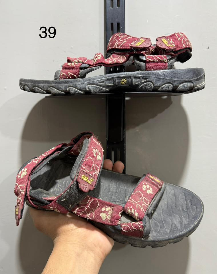 تخفيضات 🔥🔥🔥🔥🔥
سعر البوت 10 تلاف باقي الاحذيه عله 5 تلاف
بوت بآله اوربي آصلي + حذاء رياضي و صندل اوربي 
القياس موجود داخل آلصوره 
الأستفسار مراسلة البيج ✅ او واتساب ‭0780 546 1406‬☎️
التوصيل الى كل العراق 🚛🚛
