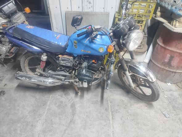 سلام عليكم دراجه سيام وراقه وياه بس 5  وراق نضيفه دراجه كلشي شغال دهن جديد العنوان بغداد الشعله سعر 475. وبيه مجال متواجد فقط وتساب ‏‪0781 755 0100‬‏
