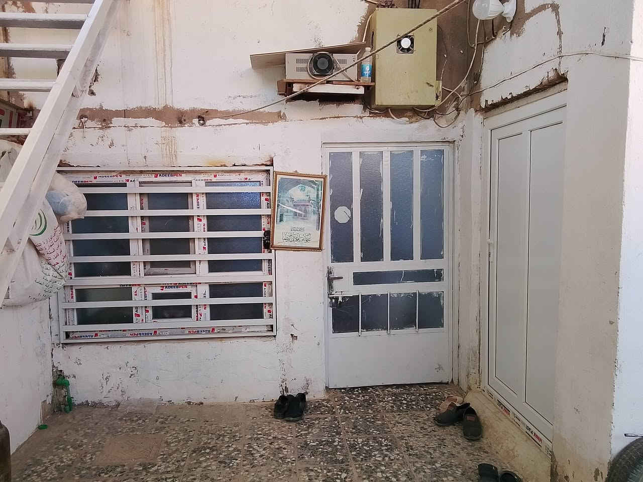 بيت...100متر للبيع شارع المطار القديم مقابل صيدلية صفا عبدالرضا
يحتوي على غرفتين 5/3...وصاله 4/3 واستقبال 4/3 ومطبخ 3/3,75 ..وصحيات داخليه وخارجيه...والبناء بلوك والسقف اعكاده ...


**إذا كنت صاحب هذا الإعلان وتريد حذفه لأي سبب، رجاءا أرسل رسالة إلى الدعم الفني**