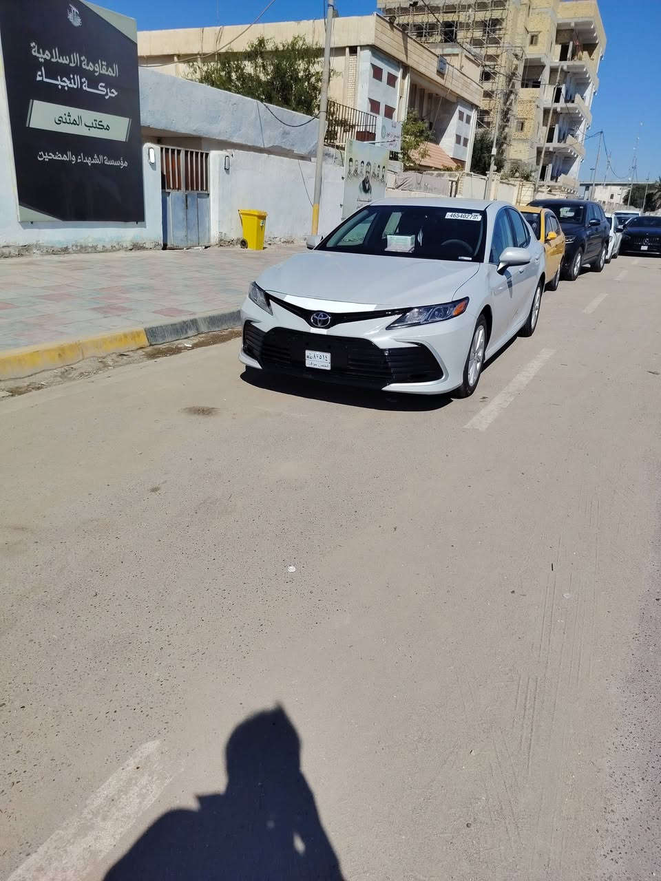 السلام عليكم ورحمة الله وبركاته 
كامري للبيع او المراوس
                                   معلومات عن السيارة
الموديـــل               24
الممشى                  6 الف ميل 
اللــــــــون               ابيض لؤلؤي (سموك)
الفئـــــــة                 Toyota Camry LE
نوع حركة الإطارات  AWD (دفع رباعي ذكي)
طبيعيًـــًا                 أمامي فقط
عند الحاجة            يشتغل الخلفي تلقائيًا

وبالامكان اطفاة الفور ويل عن طريق الاعدادات 
🔄 توزع القوة تلقائيًا على الأربع عجلات عند الانزلاق
🛣️ بالوضع الطبيعي تمشي دفع أمامي لتوفير البنزين
❄️ إذا حسّت بانزلاق، تشغّل الخلفي خلال أجزاء من الثانية

نوع المحرك            MPI+GDI اقتصادي مرغوب وقوي 
حجم المحرك          2500 
ناقل الحركة           گير أوتوماتيك 8 سرعات (8AT) مع تقنية Direct Shift

 مواصفات السيارة 
تحكم مقوّد (ستيرّن) من الجانبين 
قيادة ذاتية
مثبت سرعة
تحديد مسار 
توقف مفاجئ عند الاصطدام 
مانع تصادم 
مانع انزلاق 
رادارات امامية وجانبية وخلفية عند الاصطدام 
عداد الكتروني شاشة مع كيجات اعتيادية 
٣ انضمة للقيادة 
🟢Normal  القيادة اليومية – توازن بين القوة والراحة
🔵Eco        يقلل صرف البنزين – استجابة الدعسة أهدأ
🔴Sport     تسارع أقوى – قير يبدّل على RPM أعلى
سايد بريك          Auto Hold بصمة 
كامرا خلفية فقط
سويج عدد ٢
سبير مع عدة السبير جديد مامفتوح
اطارات جدد ميلشن الياباني
ارضيات اصلية كامري مع فرشة الجنطة
ملاحظة السيارة غير مستخدمة في أمريكا فقط استخدامي الشخصي بالعراق 

 الضرر 
ايرباك الاستيرن 
ايرباك الأقدام 
الدعامية مبدلها الاصلية طلب من الإمارات بدون صبغ والباقي كفاله حتى من الشخط والزلغ
بدون صبغ بدون بارد

السيارة بدون رقم منفيس باسمي تترقم جميع المحافظات عدا الإقليم 
رقم الهاتف *********** 
رقم الهاتف ***********
