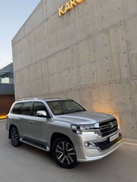 لاندكروزر GXR • ٢٠١٧ • ١٠٥٠٠٠ كم