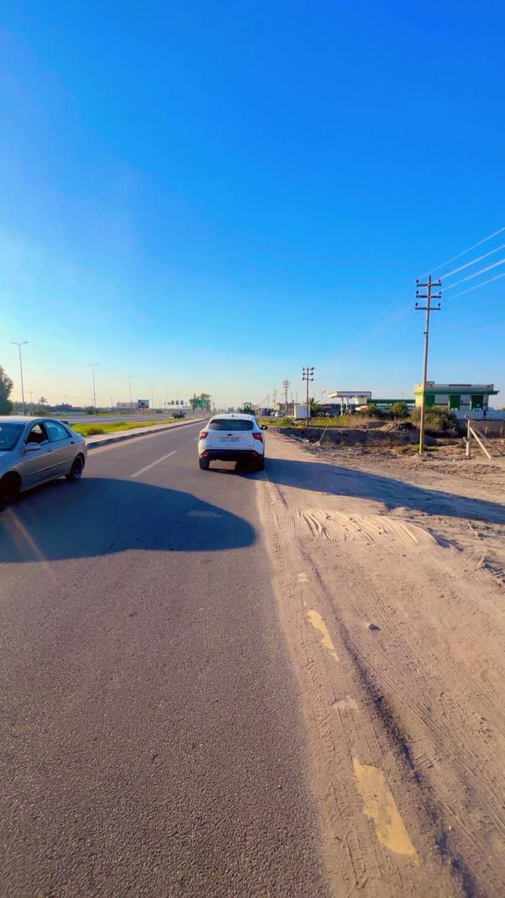 ✨ عقارات الأسد ✨

📍 قرب بوابة الحلة (الفندية)

تتوفر حالياً عدة عروض مميزة لقطع أراضٍ للبيع بمواقع حيوية ومناسبة للسكن أو الاستثمار.

🏡 4 قطع أراضٍ للبيع — جميعها بسند 25

1️⃣ العرض الأول
▫️ المساحة: 600 م²
▫️ الواجهة: 20 م
▫️ النزال: 30 م
▫️ تجاري
▫️ تحويل مباشر

2️⃣ العرض الثاني
▫️ المساحة: 420 م²
▫️ الواجهة: 35 م
▫️ النزال: 12 م
💰 السعر: 70 مليون
✅ قابل للتفاوض بشكل بسيط

3️⃣ العرض الثالث
▫️ المساحة: 200 م²
▫️ الواجهة: 16 م
▫️ النزال: 13 م
▫️ ثاني قطعة عن خدمي الفندية
💰 السعر: 43 مليون
✅ قابل للتفاوض

4️⃣ العرض الرابع
▫️ الواجهة: 10 م
▫️ النزال: 20 م
💰 السعر: 25 مليون
✅ قابل للتفاوض
📍موقع مميزوحيوي

📢 تنويه مهم

حرصاً على الوضوح مع الجميع، تم إدراج الأسعار ضمن تفاصيل العروض.

نرجو من الأخوة المتابعين الكرام الالتزام بالاحترام في التعليقات، والابتعاد عن الاستهزاء أو التعليقات غير الجادة.

للاستفسار أو التفاوض يرجى التواصل على الخاص، وأهلاً وسهلاً بالجميع.

الاتصال على الارقام التاليه او زياره #مكتب #عقارات #الاسد
الكائن في قضاء المحاويل حي ١٧ قرب #مقهى الصياد

***********/ ***********/ ابواسد.
