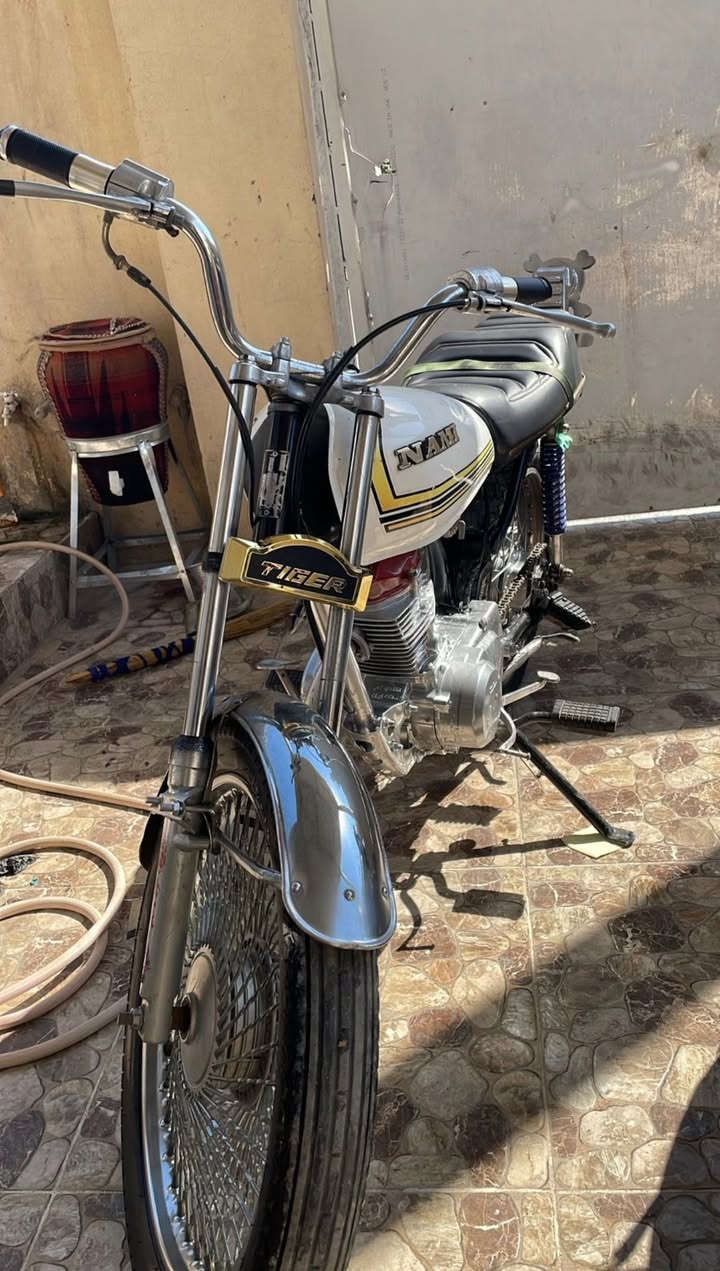 سڵاوی خوای گەورەتان لێبێت ئەم ماتۆڕە بۆ فرۆشتن  مۆدێلی شەنسی ٢٠٢١ مەکینەی ٢٠١٤ مەکینەی سەوتی فێرسیشی تیا بوو  بە هەدێ بۆ خۆو بەس بەشی سەرەوی کراوەتەوە  مەکینەی بۆیاخم کردۆتەوە هی حەراری شەنسی درز و تەقی ویو لەحیمی نیە هەردو کەوڵی پێش و دوای مەزبووتە  ویلەکانی لۆکن دەبڵی پێش و دوای مەزبوتە زنجیری تازەیە پاشکۆی لۆک لۆکە لە گێڕی 3 پێشی پێ بکە بە بەنزین زۆر زۆر مەزبوتە ماڵەکە لە سلێمانیم *********** نرخیشی ٣٣٠ هەزار و یەک تۆز مامەڵە لە خزمەتتانام
