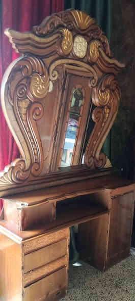 غرفة عراقية متكونة من جرباية وكنتور وزاوية وميز مراية  ماعدة الدوشگ للبيع مستعملة السعر خاص  ***********3
