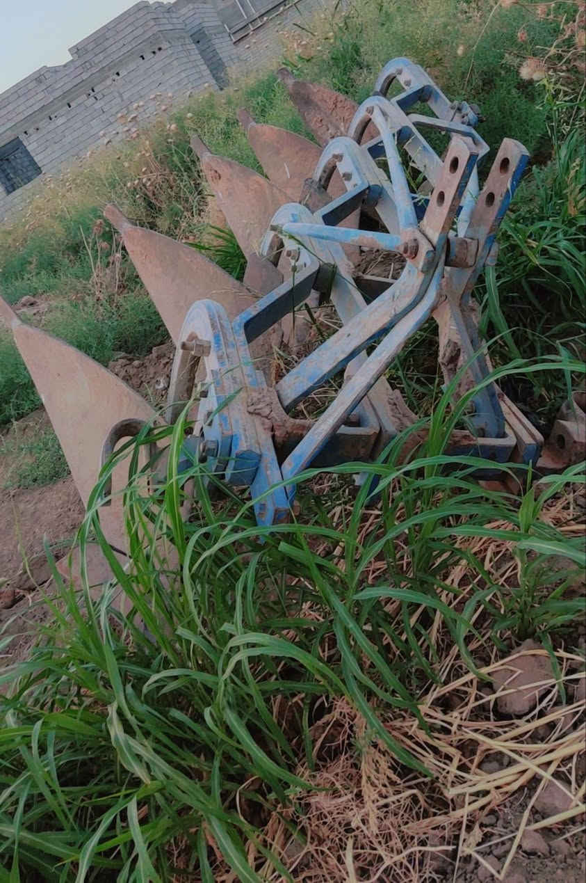 بسعر مناسب 
نيوهولند TM 165
موديل 2000
(((مع معداتها كاملة ))))
🟢دسك ترايموز كبير حجم ٢٨
🟢طابعة اوزدمان كبير ٢٤
🟢فيدان البير خماسي كبير اصلي
🟢محمولة مبيدات ٦٥٠ لتر كبيرة
🚜🚜🚜🚜🚜🚜🚜
التواصل خاص او اتصال
***********
