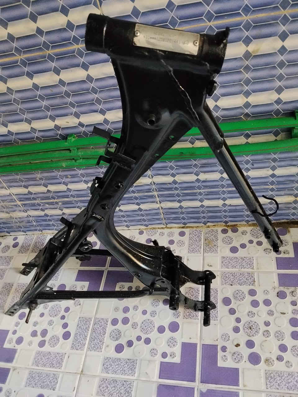 سلام عليكم للبيع شاصي ايراني اصلي وكيل احمد شهاب اوراق اصولي  موديل 2012 كامل ومصبوغ ومكفول كبل تعمر عنوان كربلاء حي العباس فرع لول الشراي ع رقم.         ***********
