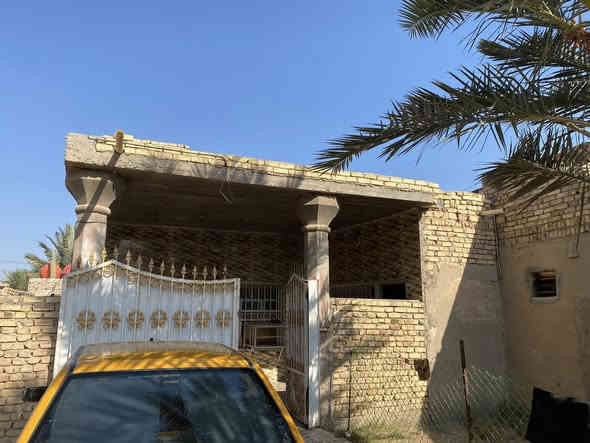 � بيت للبيع – مساحة كبيرة

📏 المساحة: 600 متر
📜 نوع الملك: زراعي / سند 25
🏘️ الواجهة: 20 متر
🏗️ البناء: طابق واحد – عكادة

🔹 مواصفات البيت:

 • غرفتان نوم
 • صالة واسعة
 • استقبال
 • مطبخ
 • مجمع صحيات
 • حديقة جانبية 

📍 الموقع: طريق الشافعية – مقابل الفوج التكتيكي
🚗 يبعد عن الشارع العام 300 متر فقط

💰 السعر: 115 مليون – بيه مجال

📞 للاستفسار والمراجعة:
مكتب المحيط لبيع وشراء العقار – الديوانية
📍 الشارع الحولي – خلف جامعة القادسية – قرب غسل غريب الطوس

☎️ الاتصال:
***********
***********

📲 واتساب م
