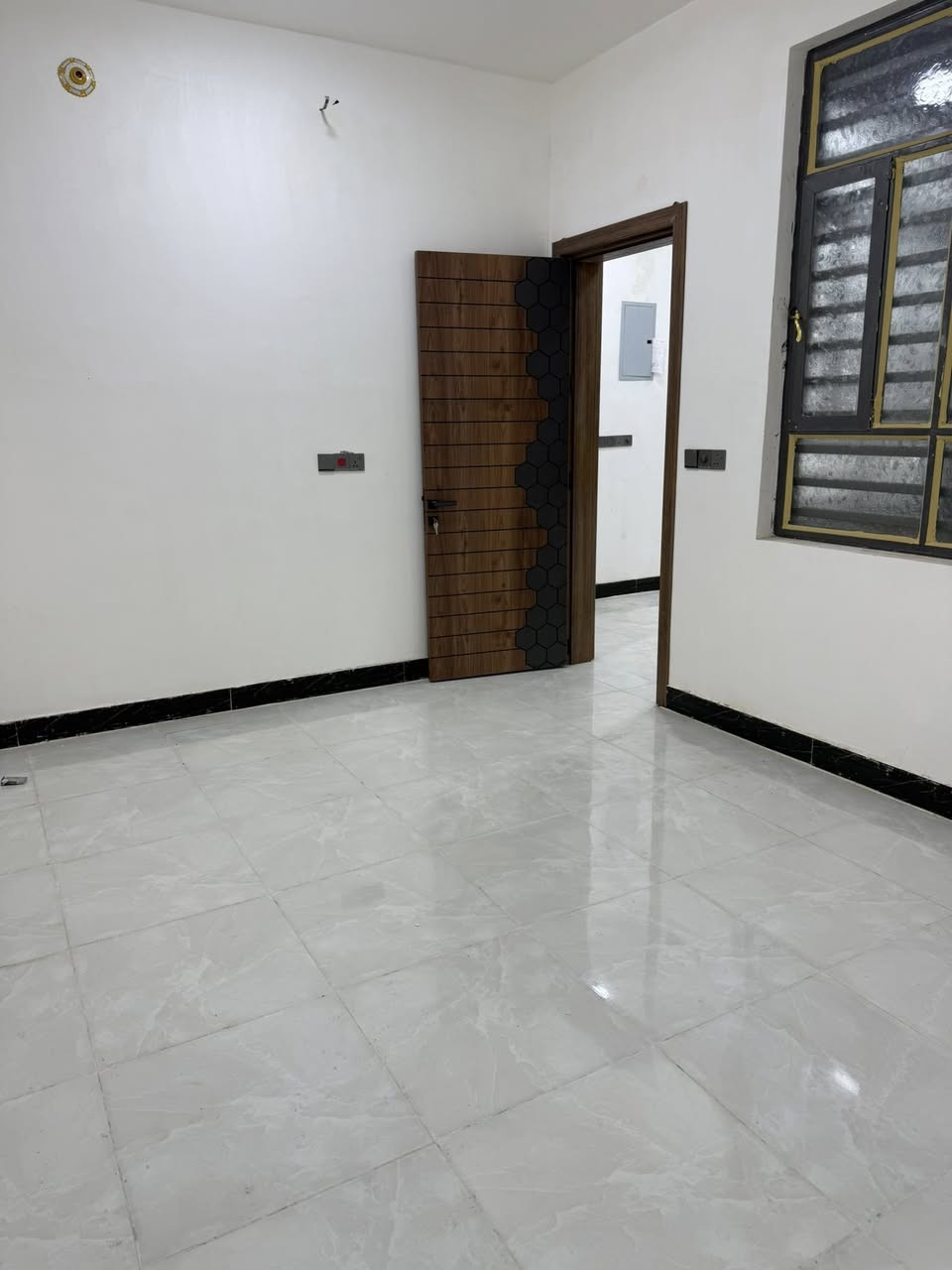 السلام عليكم 
للبيع 
دار 100متر طابو صرف واجه 8 نزل 12ونص 
 تسلم مفاتيح زيرو 
مقاطعه 8 تاجيه مكان حلو يقع ثاني عن شارع 20 متر 
لاستفسار ***********
