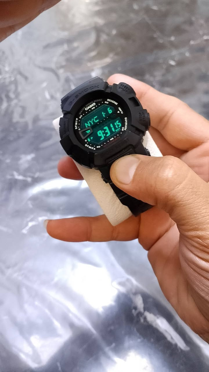 كاسيو جي-شوك مودمان طراز G9000-1. 
تتميز هذه الساعة بالعديد من المواصفات والميزات المصممة للمتانة والاستخدام في الظروف القاسية:
المتانة والبنية:
مقاومة الصدمات. 
مقاومة الوحل والأتربة. 
مقاومة درجات الحرارة المنخفضة حتى -20 درجة مئوية. 
هيكل وإطار من الراتينج والفولاذ المقاوم للصدأ. 
مقاومة الماء:
مقاومة للماء حتى عمق 200 متر، مما يجعلها مناسبة للأنشطة البحرية والرياضات المائية الجدية. 
الميزات والوظائف:
إضاءة خلفية LED مزدوجة تلقائية. 
توقيت عالمي يغطي 29 منطقة زمنية و48 مدينة. 
5 منبهات يومية وإشارة عند مرور كل ساعة. 
ساعة إيقاف 1/100 ثانية. 
مؤقت عد تنازلي. 
تقويم تلقائي كامل (حتى عام 2099). 
تنسيق عرض الوقت بنظام 12/24 ساعة. 
المواصفات المادية:
حجم الهيكل: 52 × 46.3 × 16.3 ملم. 
الوزن: 56 جرام.


**إذا كنت صاحب هذا الإعلان وتريد حذفه لأي سبب، رجاءا أرسل رسالة إلى الدعم الفني**