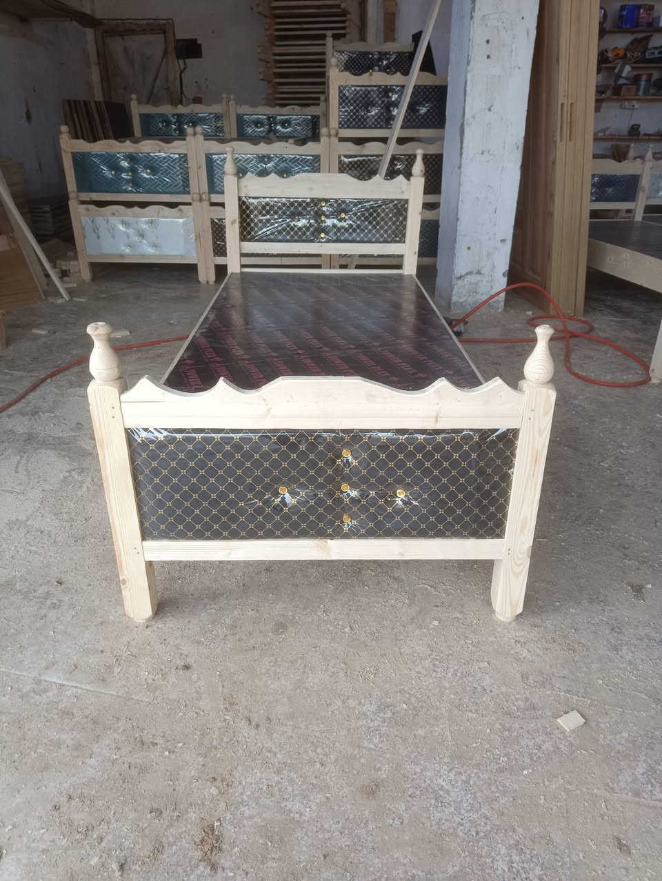 يوجد لدينا اسره خشب نفر ١بأشكال مختلفه الخالص حي الجنود ***********
