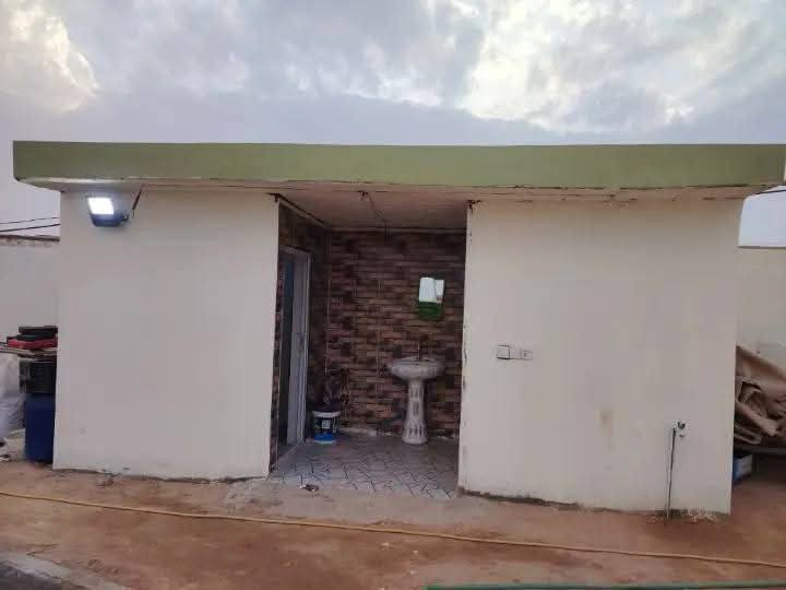 بيت للبيع 

✨ المساحه 1000م 

✨بي بناء بيت 350م 

✨ بناء طابوك صب كونكريت درجه  اولى 

،✨سند 25 

طريق كربلاء نجف صوب ياعلي 

تواصل واتساب ***********

اتصال ***********
