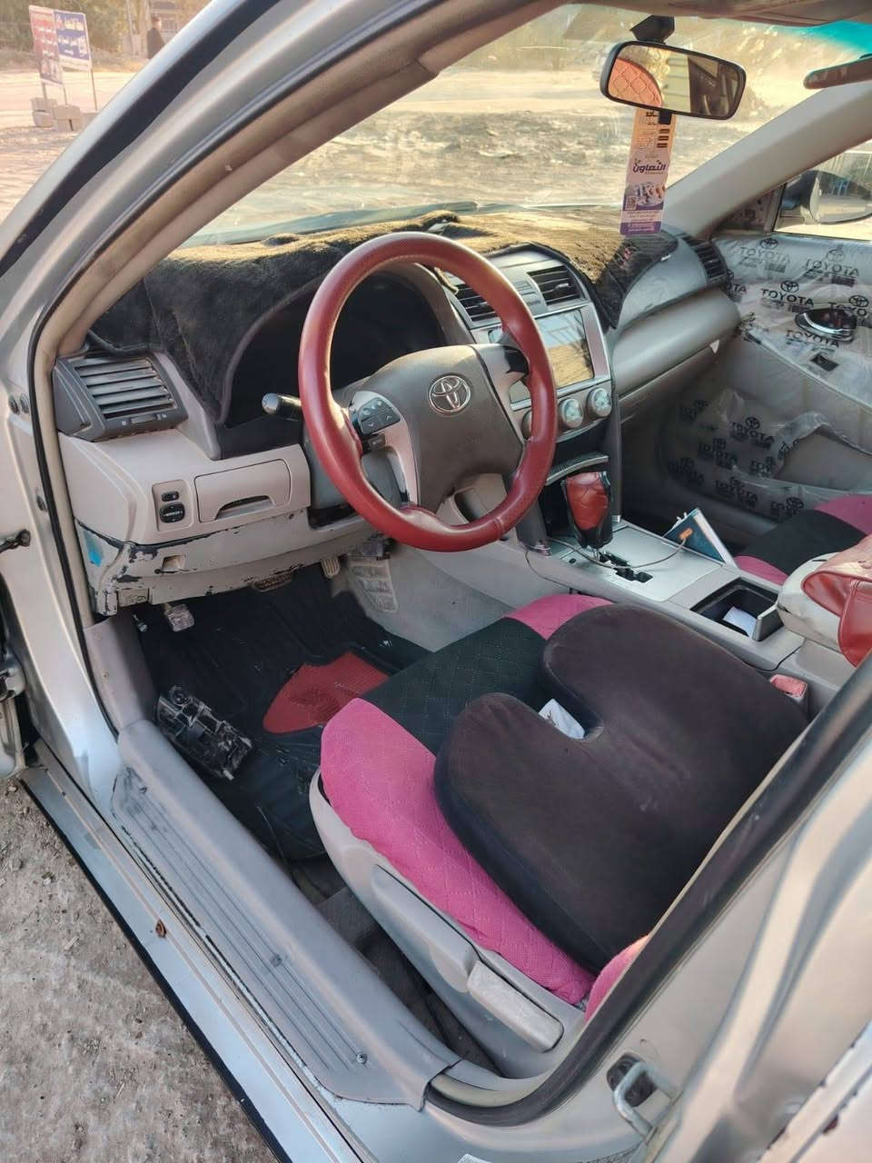 كامري ٢٠٠٧ رقم بغداد انكليزي باسمي  وارد امريكي حادثها جاملغ خلفي فقط بدون دواخل وحاليا صار بيه جرد ويرادلها صبغ مكانات فقط محرك كير مكفولات تخم تاير السيارة جاهزة سعرها ٧٧ وبيها مجال بسيط مكانها الفلوجة 
واي أستفسار ***********
