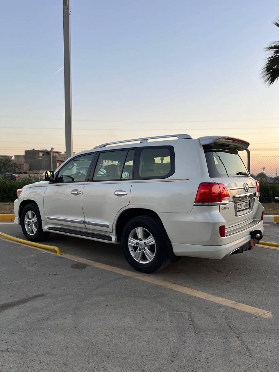 ​👑 لاندكروزر "وكالة ساز" - نظافة ومواصفات مميزة 👑
للبيع تويوتا لاندكروزر بمواصفات الوكالة، جاهزة للاستخدام:
​المحرك: 6 سلندر (V6).
​المسافة المقطوعة: 109,000 كم.
​المنشأ: وارد وكالة ساز.
​الرقم: أربيل (لوحة ألماني إنجليزي).
​المواصفات: كاميرات محيطية 360° 
تشغيل عن بعد 
بصمة عدد اثنين 
لايتات امامي زنون 
حساسات امامي وخلفي 
| دعاميات بلادية أصلية.
​الفحص: تقرير السونار مرفق بالصور (شرط الفحص).
​📍 مكان السيارة: بغداد.
✨ الحالة: السيارة بحالة جيدة جداً ولا تحتاج لأي مصاريف.
​📞 للتواصل والاستفسار:
***********
