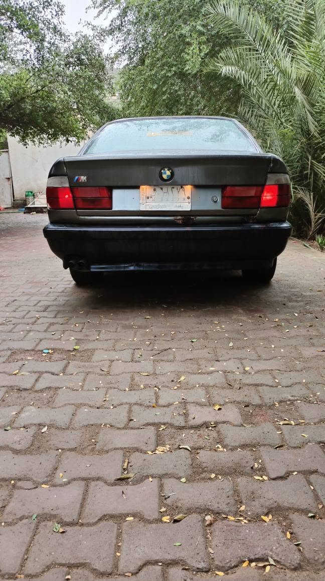 بي ام دبليو 525 
 اللون نفطي موديل 1990 اصل رقم بغداد السيارة حادثها بالصندوك وصبغتها مو كلش حلوة ينرادلها ترتيبات الفتحة لاغيها وتكدر تشغلها محرك ال سيارة 25 مفتوح كيرها اوتماتيك ميكانيكي تبريدها يحتاجلة فان خارجي سعرها 32 ورقة وبيها مجال للبيع او المراوس هذا رقمي *********** البصرة, العراق
