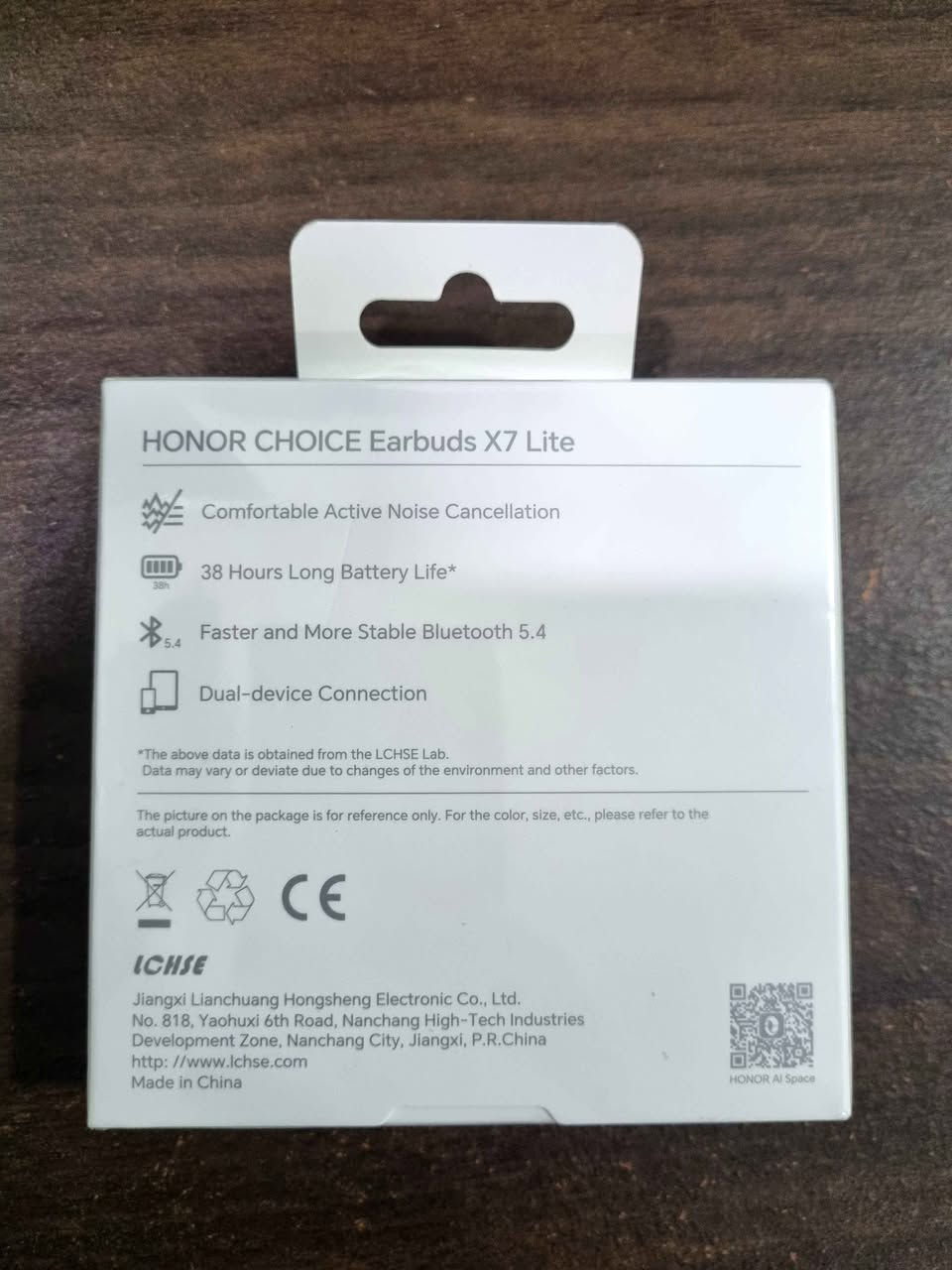 سەماعەی هۆنەر X7 Lite لۆك بەکار نەهاتوو 
لەمسە و بەرنامەی تایبەت بەخۆی هەیە 
لەگەل هەموو مۆبایلێك کۆنێکت دەبێت

 کۆی گشتی کاتی یاریکردن: کاتێک لەگەڵ کەیسی شەحنکردنەوە بەکاردەهێنرێت، کۆی تەمەنی پاترییەکە بۆ ٣٨ کاتژمێر درێژ دەبێتەوە.

 شێوازی شەحنکردنەوە:  USB-C

کوالیتی دەنگ: تایبەتمەندی شۆفێری داینامیکی 10 ملم لەگەڵ دایافڕاگمی پێکهاتەی پۆلیمر PU+PEEK، دیزاین کراوە بۆ دەنگی هاوسەنگ لەگەڵ باسی قووڵ و بەرزی ڕوون.

 هەڵوەشاندنەوەی ژاوەژاو: بە هەڵوەشاندنەوەی ژاوەژاوی چالاک (ANC) تەیار کراوە بۆ جیاکردنەوەی دەنگەکانی دەوروبەر و ئەلگۆریتمێکی تۆڕی دەماری AI بۆ پەیوەندی دەنگی ڕوونتر بە فلتەرکردنی ژاوەژاوی پاشبنەما.

 تەمەنی پاتری: تا ٧ کاتژمێر پەخشکردن پێشکەش دەکات بە یەک بارگاویکردنەوە، درێژدەبێتەوە بۆ ٣٨ کاتژمێر لەگەڵ کەیسی شەحنکردنەوەی ٥٠٠ میلی ئەمپێر.

 مانەوە: پلەی IP54 ی هەیە بۆ بەرگری لە تۆز و ئاو، ئەمەش وایان لێدەکات گونجاو بن بۆ ڕاهێنان و بارانبارینی سووک.

 دۆخی یاریکردن: دۆخێکی کەم شاراوە لەخۆدەگرێت بۆ باشترکردنی هاوکاتکردنی دەنگی و بیستراو لە کاتی یاریکردن یان پەخشکردنی ڤیدیۆدا. السليمانية, العراق


**إذا كنت صاحب هذا الإعلان وتريد حذفه لأي سبب، رجاءا أرسل رسالة إلى الدعم الفني**