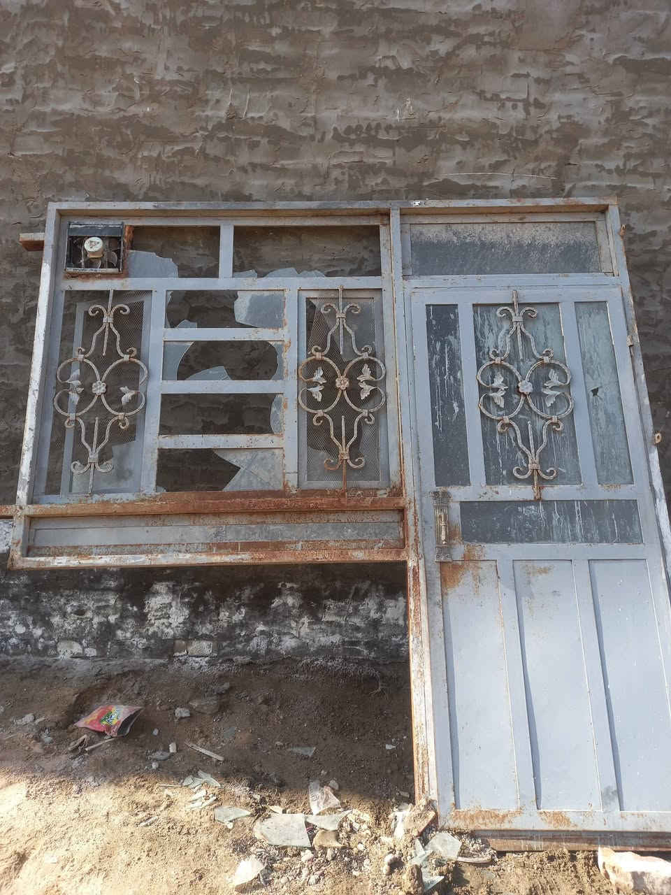 السلام عليكم باب وشباك للبيع حديد ثقيل 
المكان بغداد الشعلة للاستفسار ***********
