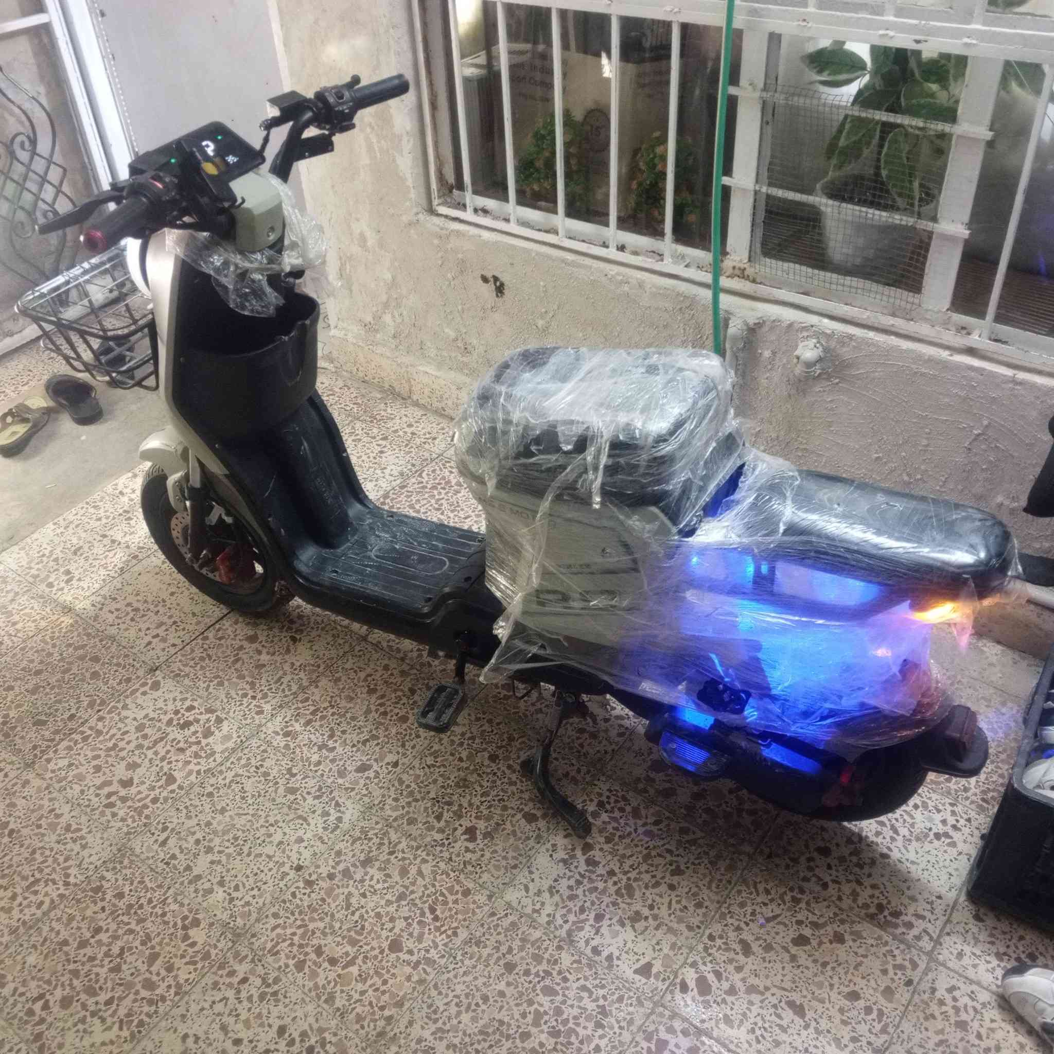 السلام عليكم ورحمة دراجه شحن  R9للبيع كلشي شغال ويا شاحنه
السعر 450 وبي مجال
***********
