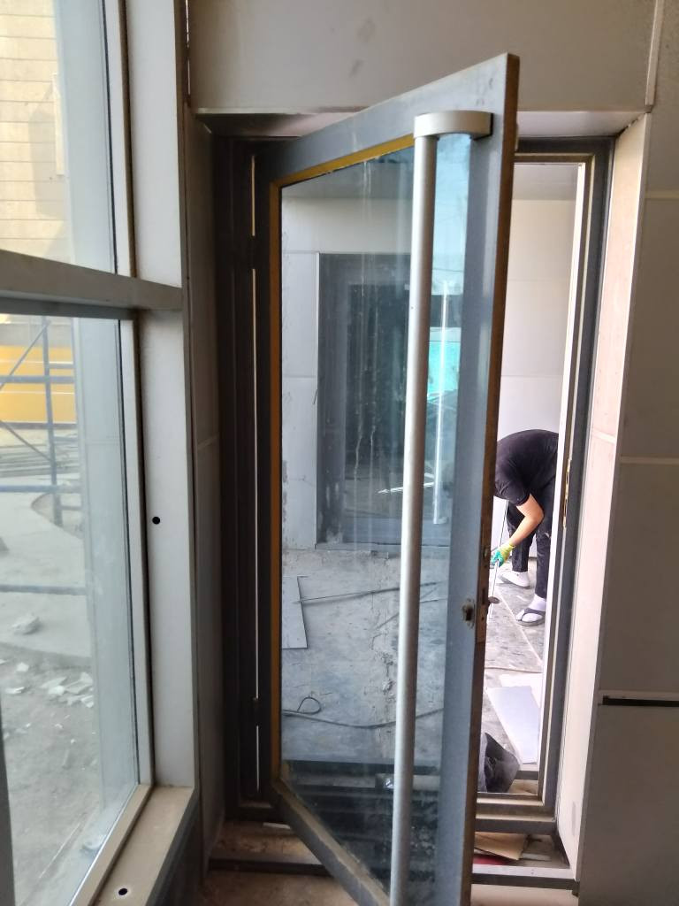 سلام عليكم 
بوب جام  عدد 3
قطعتين عرض متر ورتفاع 2متر
وقطعه ملحق عرض متر ونص وارتفاع 2متر و20
حديد مليمين يدات المنيوم داخل واخرج كيلونات كامله 
مكان بغداد اتواصل ***********
