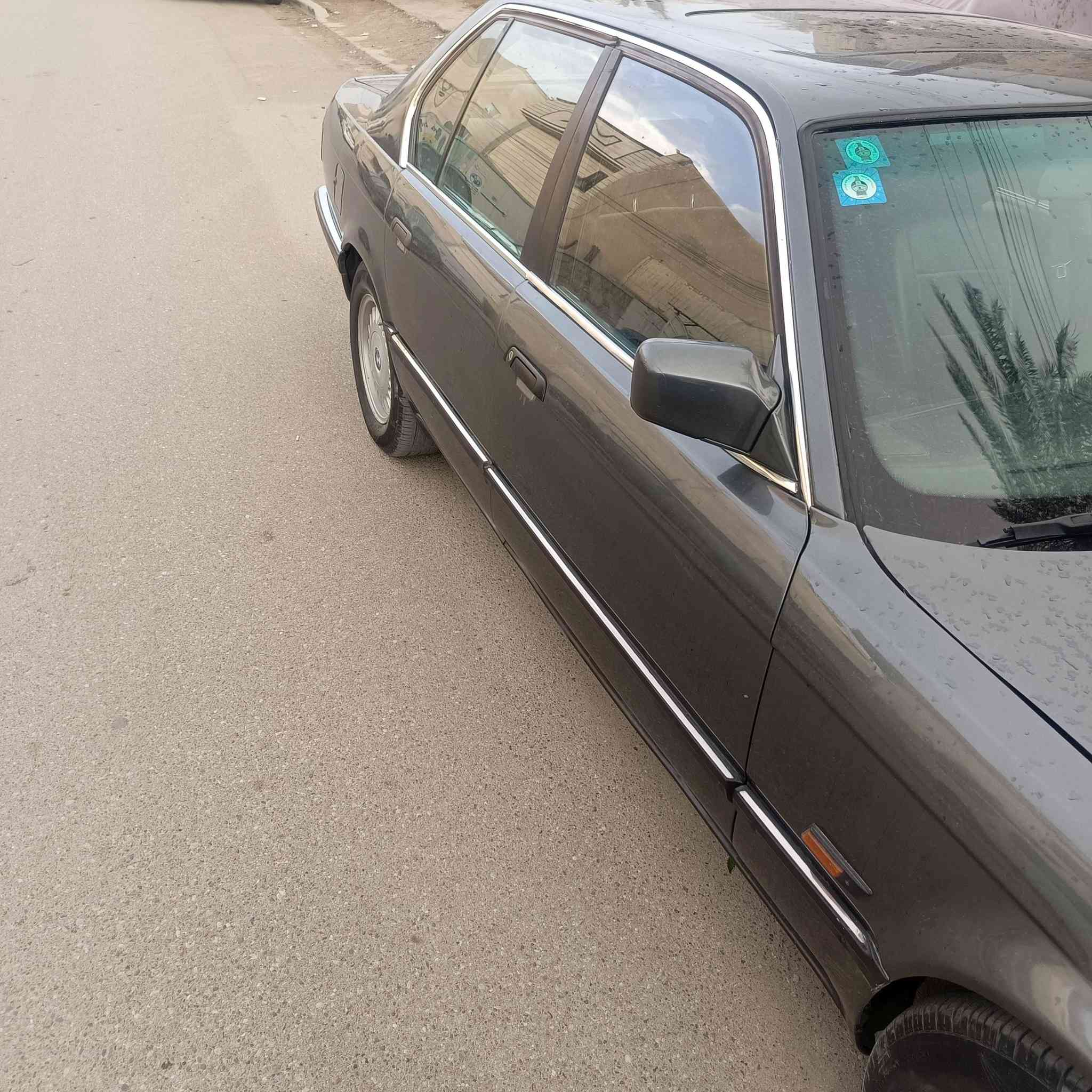 السلام عليكم 
عندي بي ام 735موديل89 بغداد رقم انكليزي بسمي كشنات جلد دبل ايرباك هوك خلفي بجم عريض  فتحه بالسقف شغاله كير ومحرك وصدر ممتازه مكان السياره بغداد السعر 50 الاتصال على ***********
